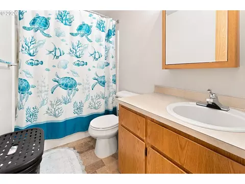 Bath - 1336 SE La Mesa Ave, Gresham, OR 97080 photo 2 of 3