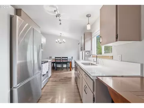 Kitchen - 1336 SE La Mesa Ave, Gresham, OR 97080 photo 4 of 4