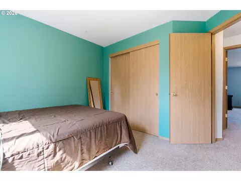 Bedroom - 1336 SE La Mesa Ave, Gresham, OR 97080 photo 4 of 5