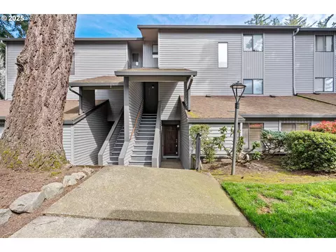 8942 SW Fairview Pl, Portland, OR 97223