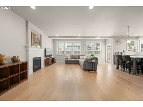 Living - 1536 Alsea Dr, Eugene, OR 97408 photo 1 of 4