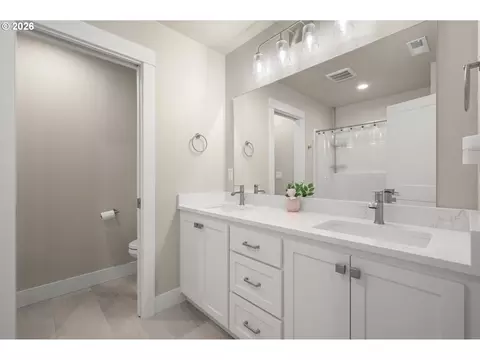 Bath - 1536 Alsea Dr, Eugene, OR 97408 photo 4 of 5