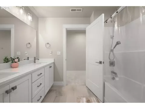Bath - 1536 Alsea Dr, Eugene, OR 97408 photo 5 of 5