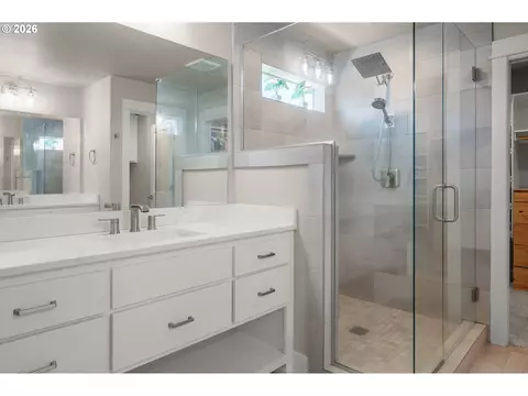 Bath - 1536 Alsea Dr, Eugene, OR 97408 photo 2 of 5