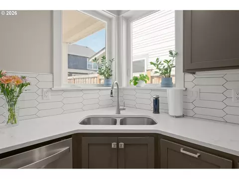 Kitchen - 1536 Alsea Dr, Eugene, OR 97408 photo 4 of 6