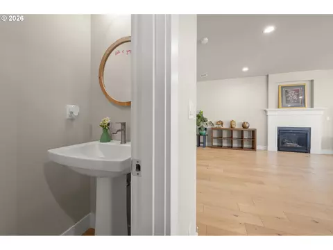 Entry Way - 1536 Alsea Dr, Eugene, OR 97408 photo 2 of 2