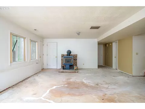 Living - 1494 NW 15th St, Gresham, OR 97030 photo 12 of 14