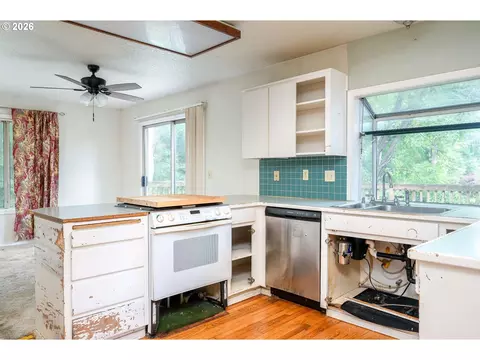 Kitchen - 1494 NW 15th St, Gresham, OR 97030 photo 4 of 4