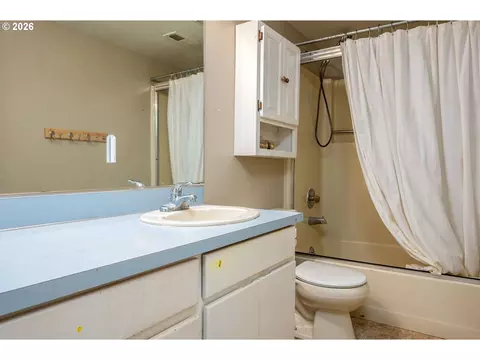 Bath - 1494 NW 15th St, Gresham, OR 97030 photo 2 of 3