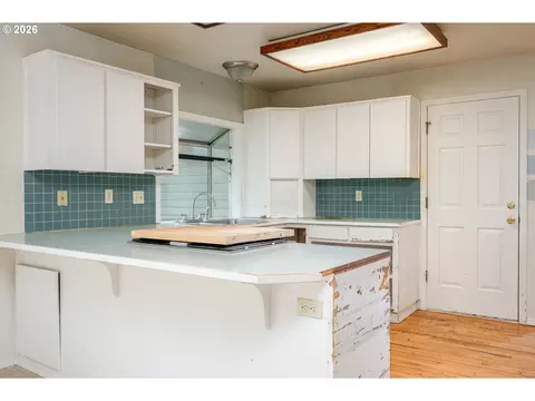 Kitchen - 1494 NW 15th St, Gresham, OR 97030 photo 3 of 4