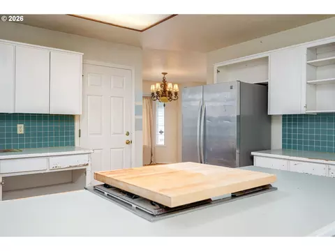 Kitchen - 1494 NW 15th St, Gresham, OR 97030 photo 2 of 4