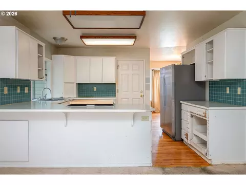 Kitchen - 1494 NW 15th St, Gresham, OR 97030 photo 1 of 4