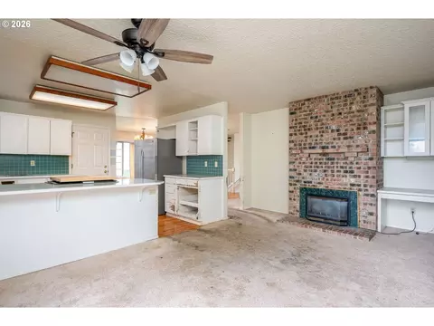 Living - 1494 NW 15th St, Gresham, OR 97030 photo 8 of 14