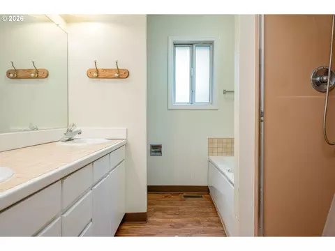 Bath - 1494 NW 15th St, Gresham, OR 97030 photo 1 of 3