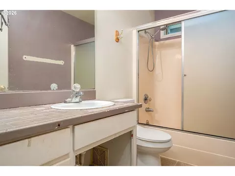 Bath - 1494 NW 15th St, Gresham, OR 97030 photo 3 of 3