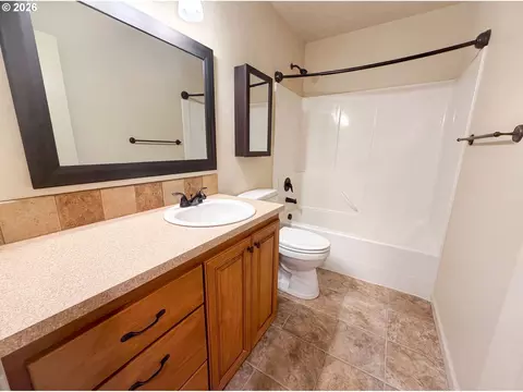 Bath - 2817 SE Condor Ave, Gresham, OR 97080 photo 1 of 3