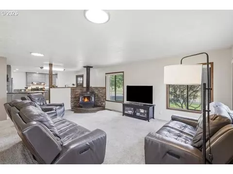 Living - 80036 Prindle Loop Rd, Hermiston, OR 97838 photo 1 of 2