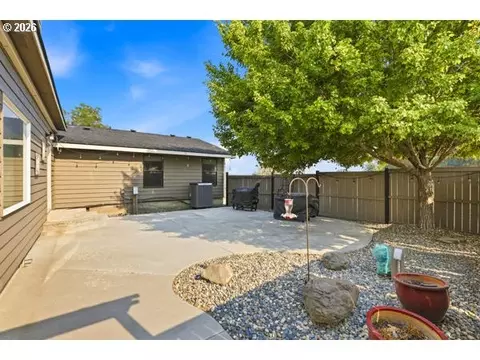 Exterior - 80036 Prindle Loop Rd, Hermiston, OR 97838 photo 5 of 12