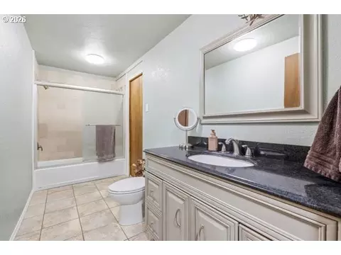 Bath - 80036 Prindle Loop Rd, Hermiston, OR 97838 photo 1 of 4