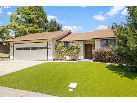 904 NW Carol Dr, Grants Pass, OR 97526