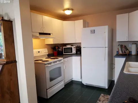 Kitchen - 335 Kourt Dr, Eugene, OR 97404 photo 2 of 4