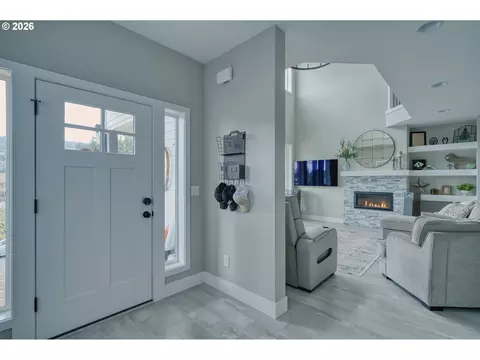 Entry Way - 128 E Taylor Dr, Newberg, OR 97132 photo 3 of 5