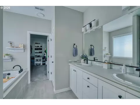 Bath - 128 E Taylor Dr, Newberg, OR 97132 photo 2 of 5