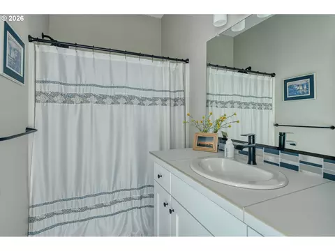 Bath - 128 E Taylor Dr, Newberg, OR 97132 photo 1 of 5