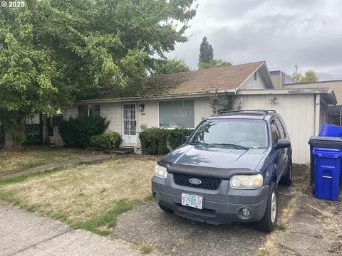 130 E Gloucester St, Gladstone, OR 97027