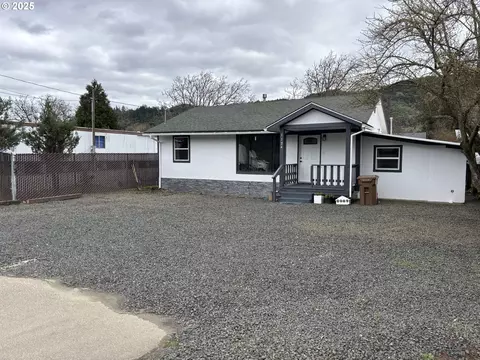1124 N Old Pacific Hwy, Myrtle Creek, OR 97457