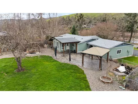 2373 Wild River Dr, Roseburg, OR 97470