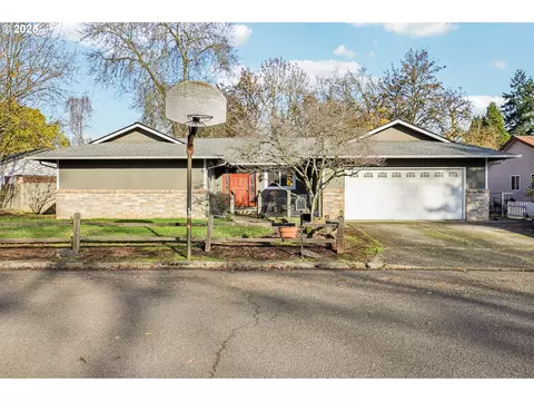 16365 SE Sterling Cir, Milwaukie, OR 97267