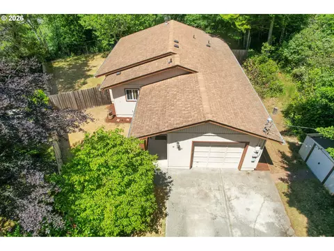606 Queens Ct, Lakeside, OR 97449