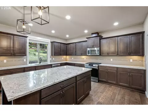Kitchen - 3237 Timberline Dr, Eugene, OR 97405 photo 4 of 6