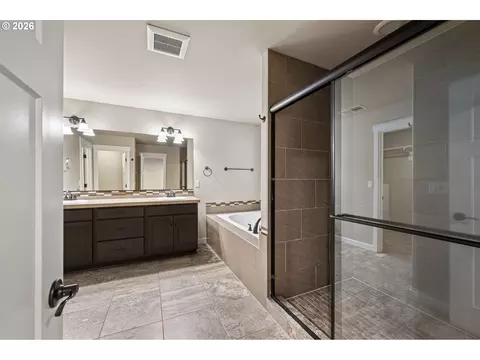 Bath - 3237 Timberline Dr, Eugene, OR 97405 photo 1 of 5