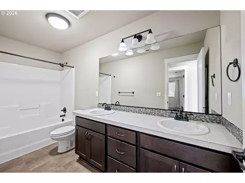 Bath - 3237 Timberline Dr, Eugene, OR 97405 photo 4 of 5