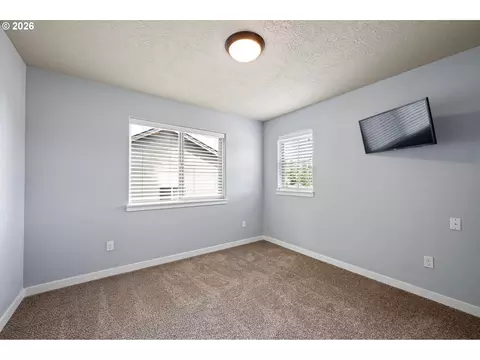 Bedroom - 3237 Timberline Dr, Eugene, OR 97405 photo 7 of 10