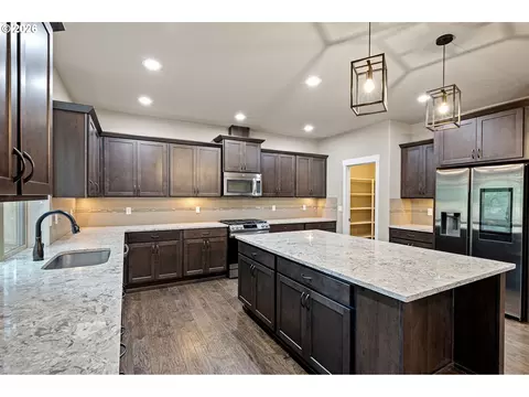 Kitchen - 3237 Timberline Dr, Eugene, OR 97405 photo 3 of 6