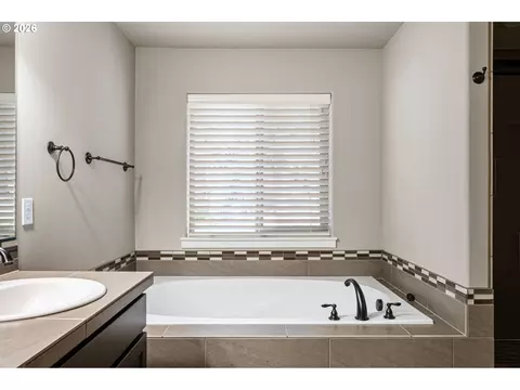 Bath - 3237 Timberline Dr, Eugene, OR 97405 photo 3 of 5