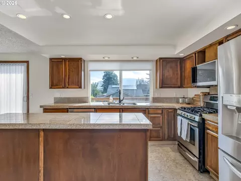 Kitchen - 2905 SW Redfern Pl, Gresham, OR 97080 photo 1 of 6