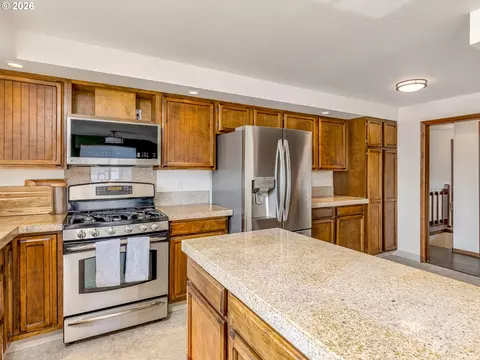 Kitchen - 2905 SW Redfern Pl, Gresham, OR 97080 photo 5 of 6