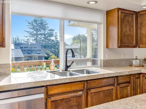 Kitchen - 2905 SW Redfern Pl, Gresham, OR 97080 photo 4 of 6