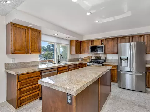 Kitchen - 2905 SW Redfern Pl, Gresham, OR 97080 photo 2 of 6