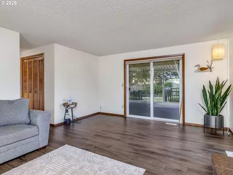 Living - 2905 SW Redfern Pl, Gresham, OR 97080 photo 7 of 10