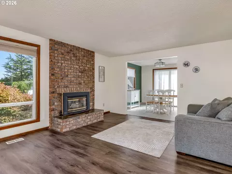 Living - 2905 SW Redfern Pl, Gresham, OR 97080 photo 5 of 10