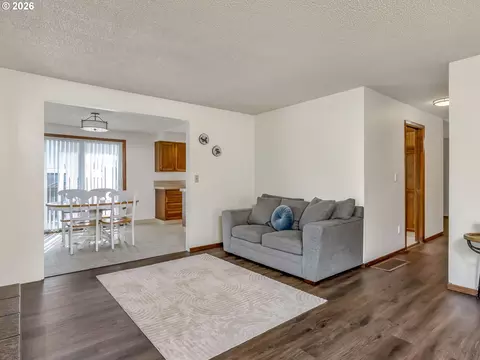 Living - 2905 SW Redfern Pl, Gresham, OR 97080 photo 6 of 10