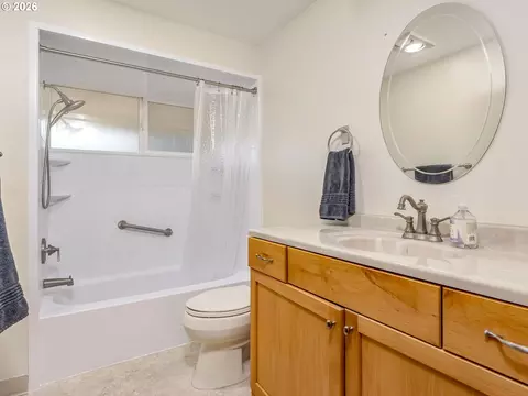 Bath - 2905 SW Redfern Pl, Gresham, OR 97080 photo 4 of 4