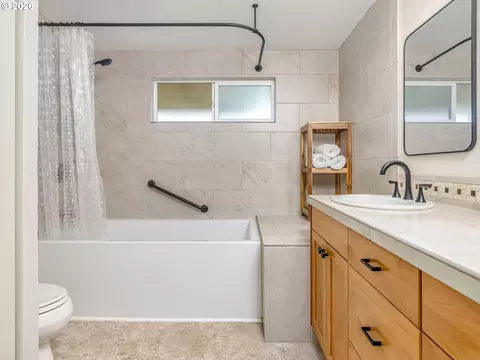 Bath - 2905 SW Redfern Pl, Gresham, OR 97080 photo 2 of 4