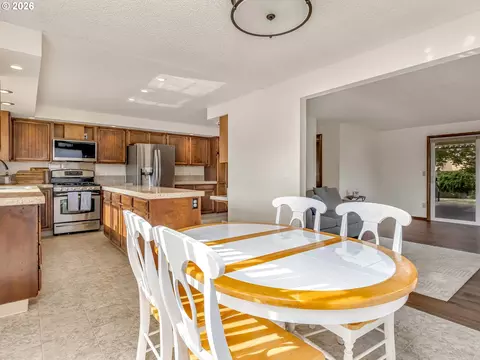 Dining - 2905 SW Redfern Pl, Gresham, OR 97080 photo 2 of 3