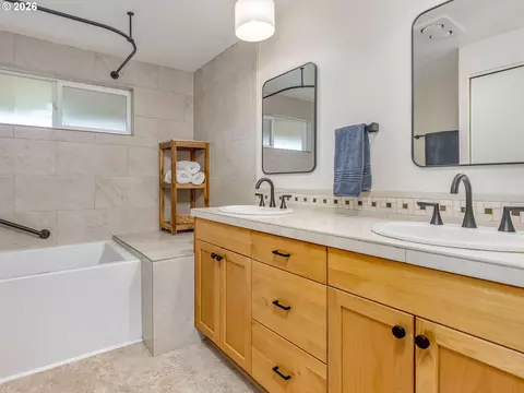 Bath - 2905 SW Redfern Pl, Gresham, OR 97080 photo 1 of 4
